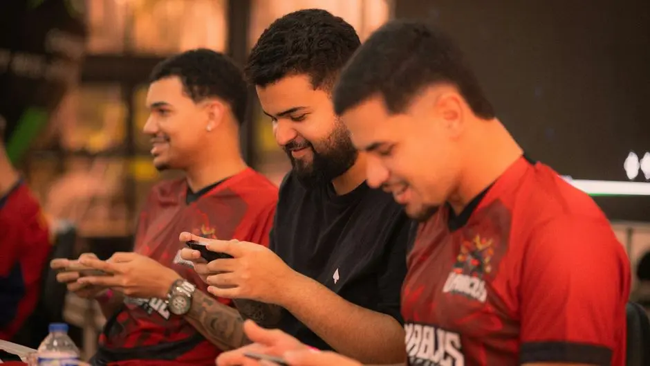 Pemain esport lokal sedang mengikuti pertandingan di ruang komunitas