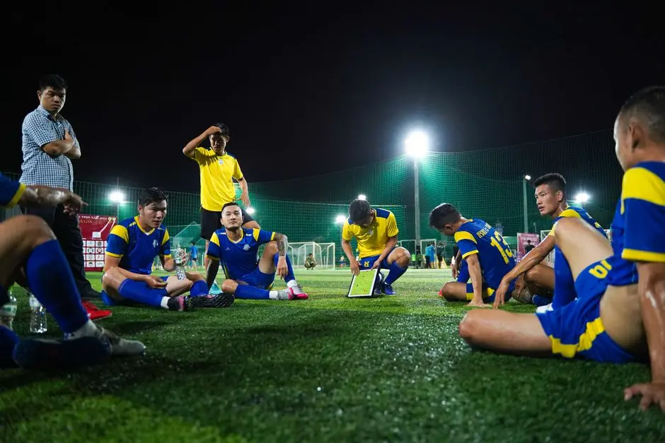 Suasana tim berdiskusi strategi sebelum pertandingan